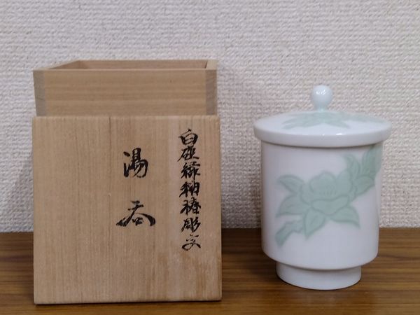 井上萬二 白磁緑釉椿彫文湯呑 買取参考価格 | 高く売るなら六角堂