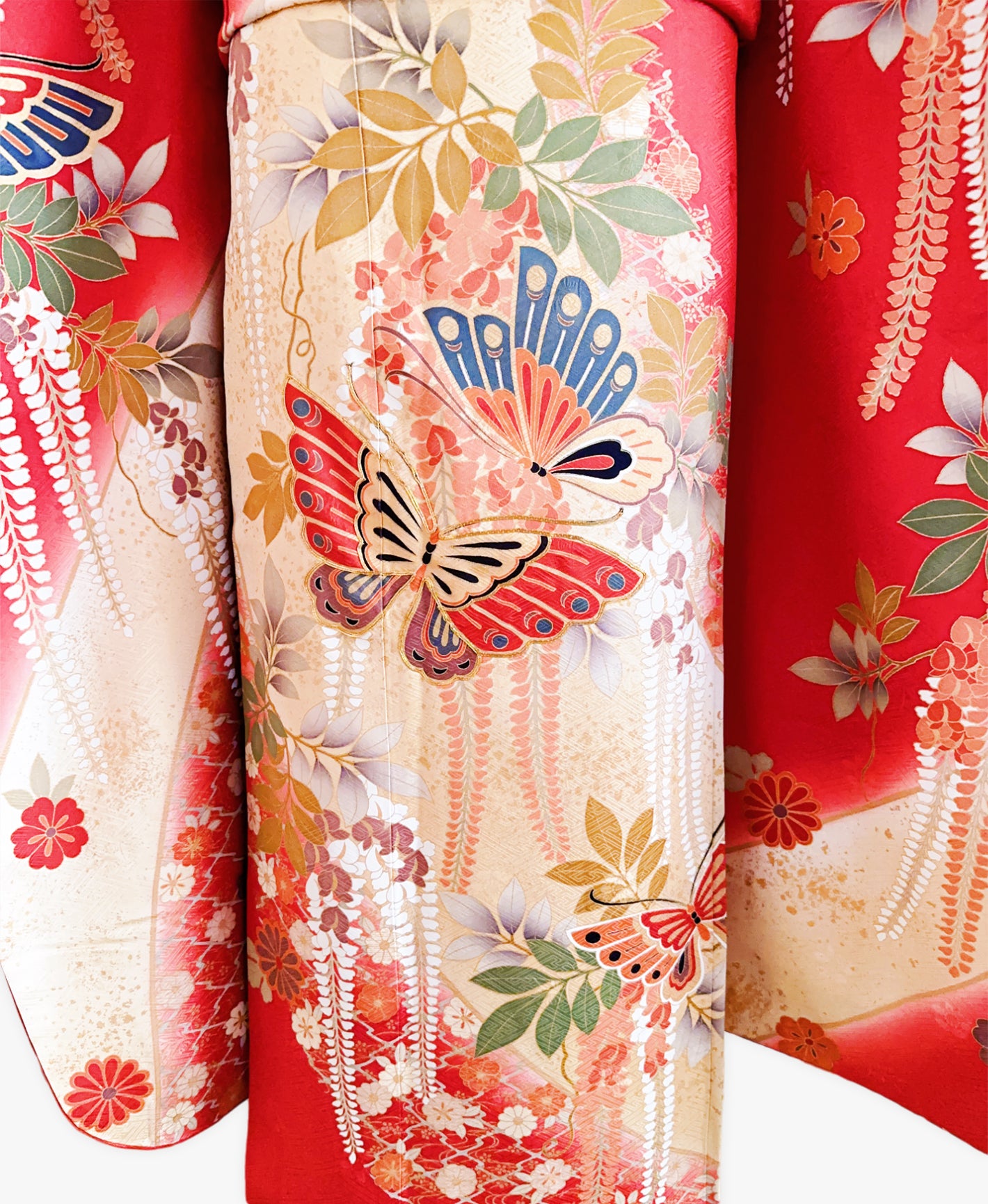 振袖レンタル・紅緋 赤系 暈し染め 駒刺繍 金彩 藤 蝶 花草 ZX111