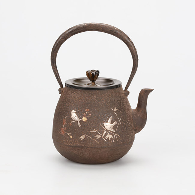 hn2729b, 龍文堂模本般若勘溪作竹梅雙喜圖金銀銅鑲嵌約0.8L 鐵壺