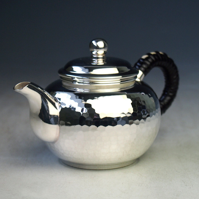 uk2s 純銀製 烏龍茶急須（小）鎚目打 銀摘み 純銀保証 銀瓶 約