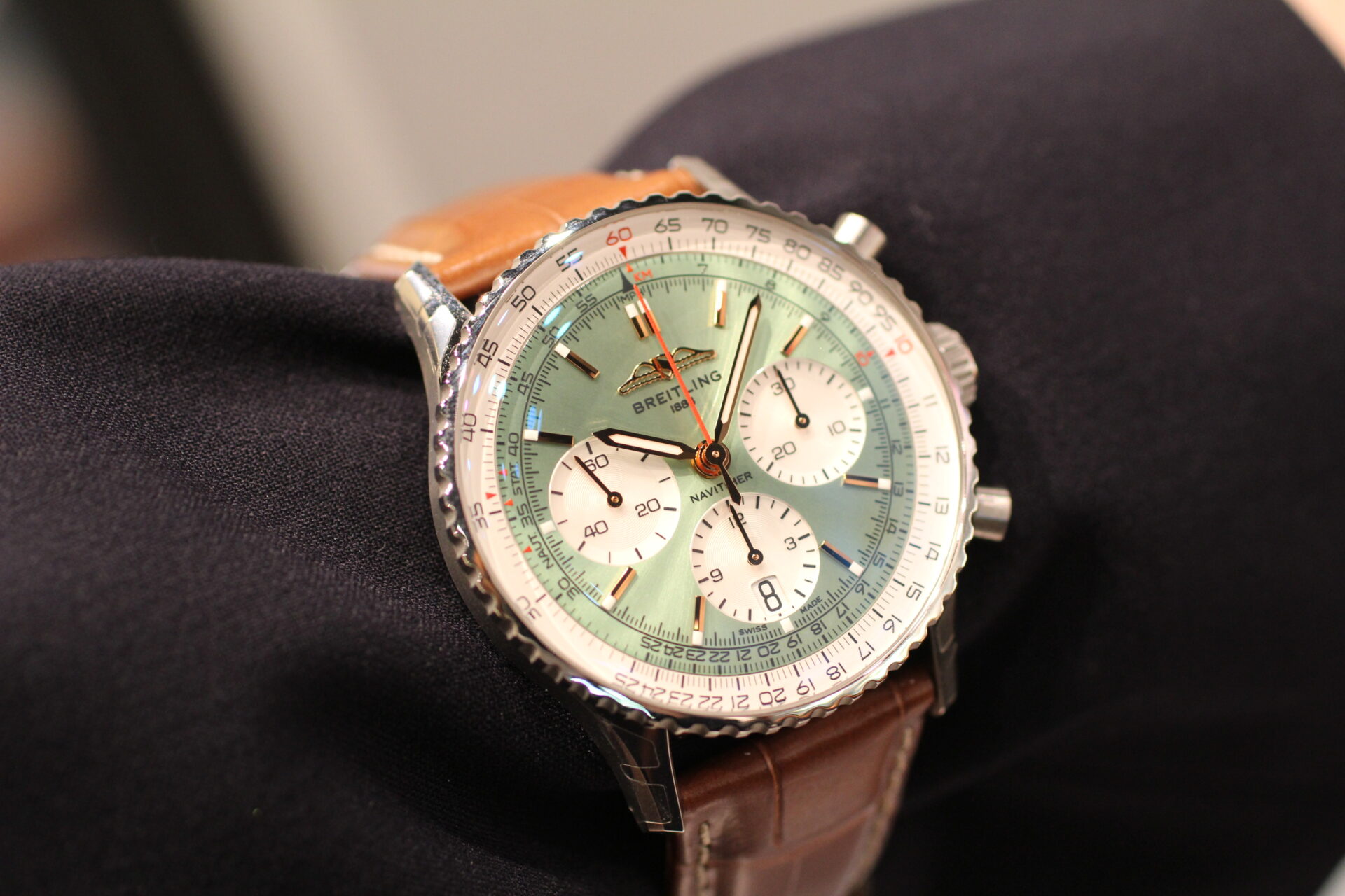 ブライトリング】明るいミントグリーンが目を惹く ナビタイマー B01