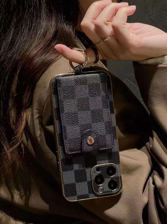 VUITTON iPhoneケースアクセサリー定価12万8000円