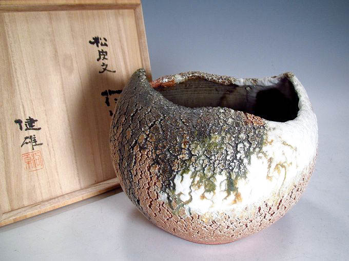 河原健雄（益子焼）の松皮紋花入れ | 東京世田谷の買取専門店くらしのくら
