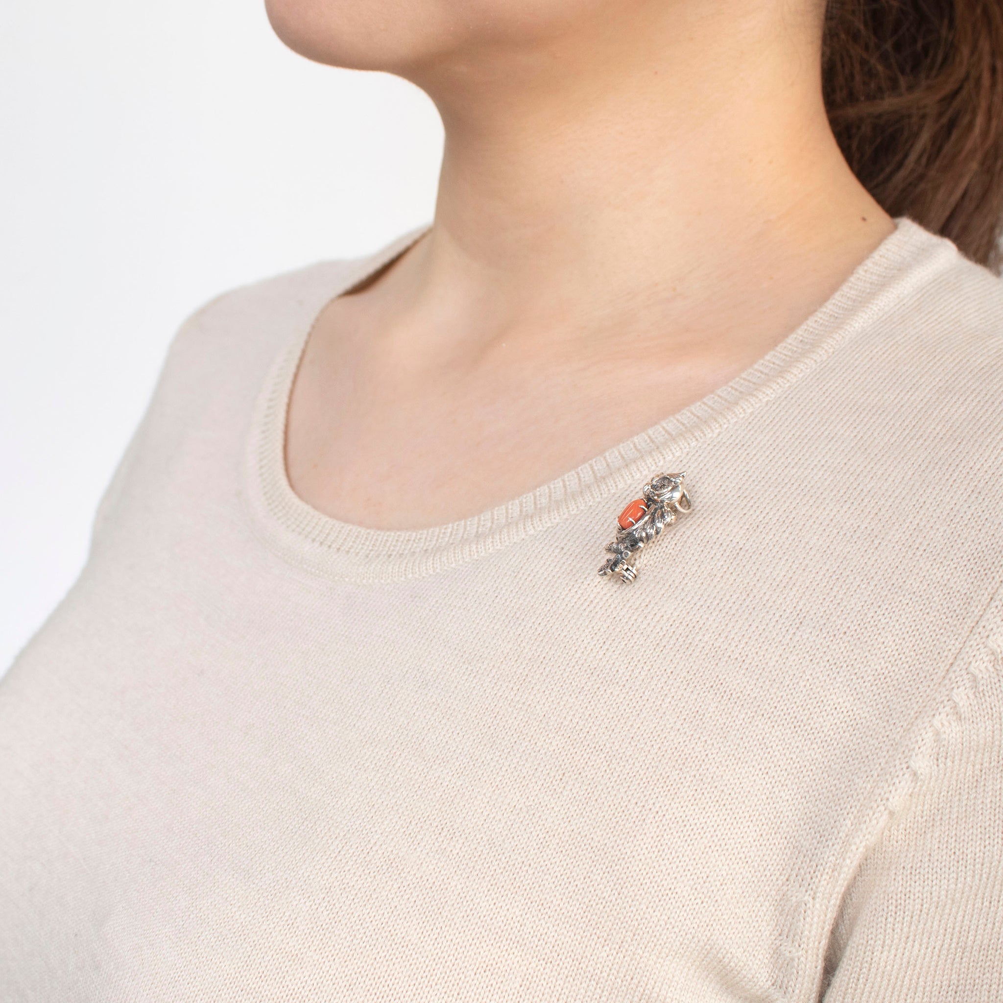 ビンテージ ブローチ 美品 ピンク珊瑚 翡翠 彫刻 チューリップ