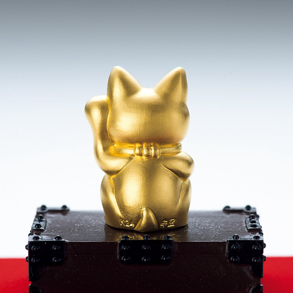 金色の招き猫 木製彫刻 約25cm