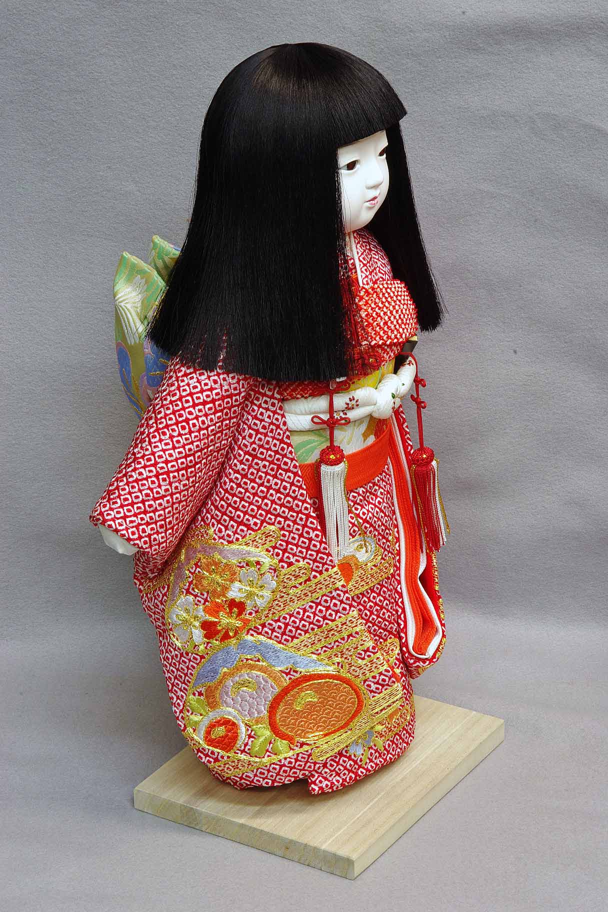 日本人形】和人形 金糸 刺繍 二枚重ね着物 台座付 昭和レトロ 伝統工芸