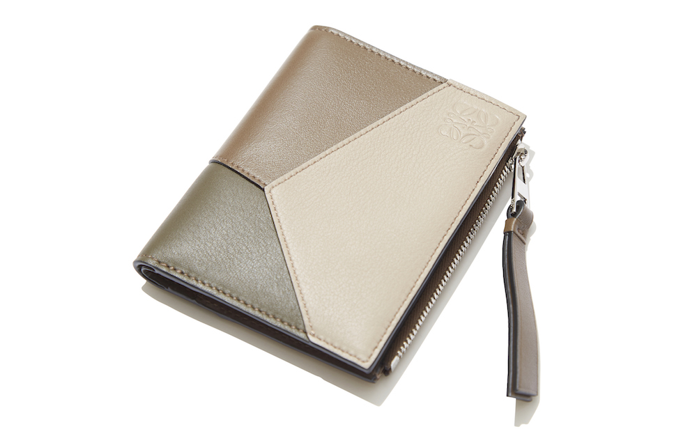 連載「憧れの逸品」No.331 重ねたパズルがモダンなロエベのウォレット