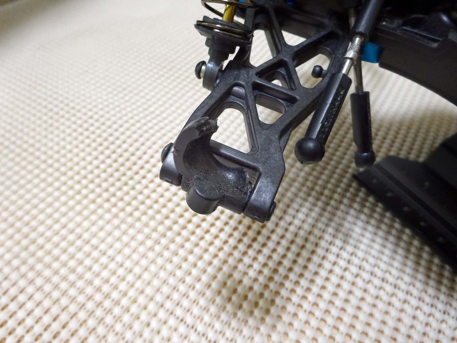 DB01のWOユニバーサルシャフトに標準のフロントアップライト（ナックル