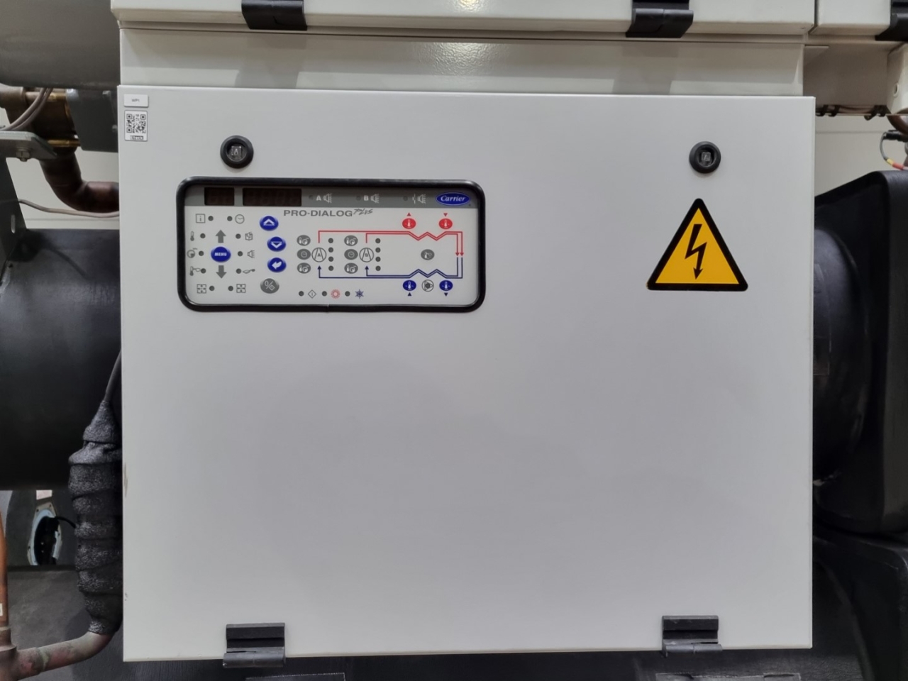 Used Carrier 30 HXC 120 water cooled chiller R134A | HOS BV