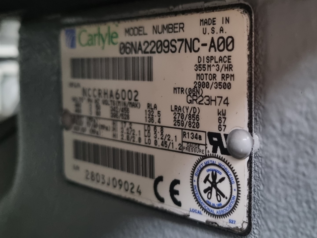 Used Carrier 30 HXC 120 water cooled chiller R134A | HOS BV