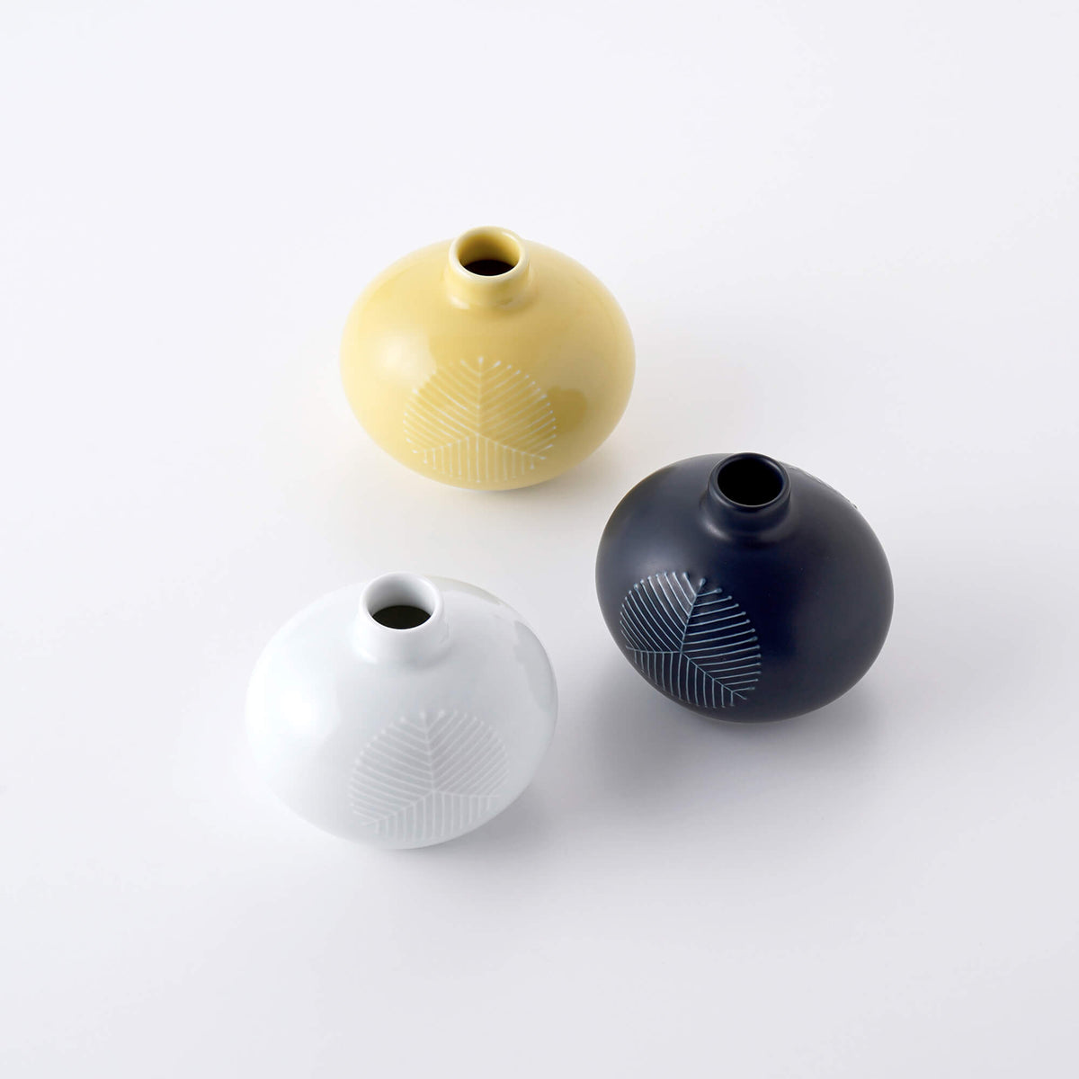 Bフライデー蔵出し特価青白い釉薬の山水画球形花瓶 高さ28cm直径30cm｜