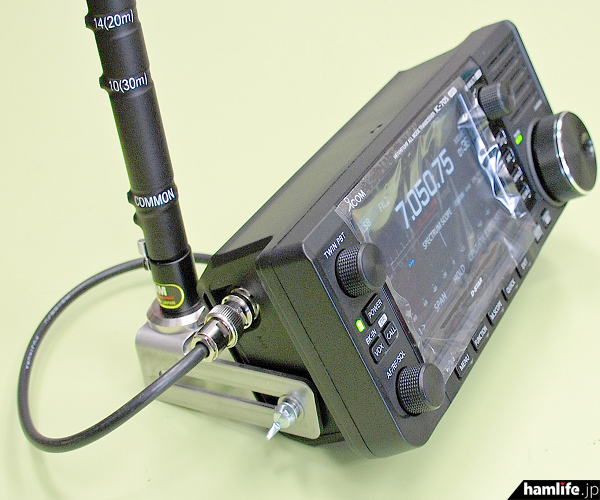 無線機本体を傾斜を付けて設置可能＞神奈川ハムセンターのオリジナル