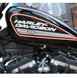 スポーツスターのタンク・リフトアップ - ハーレーカスタムガイド