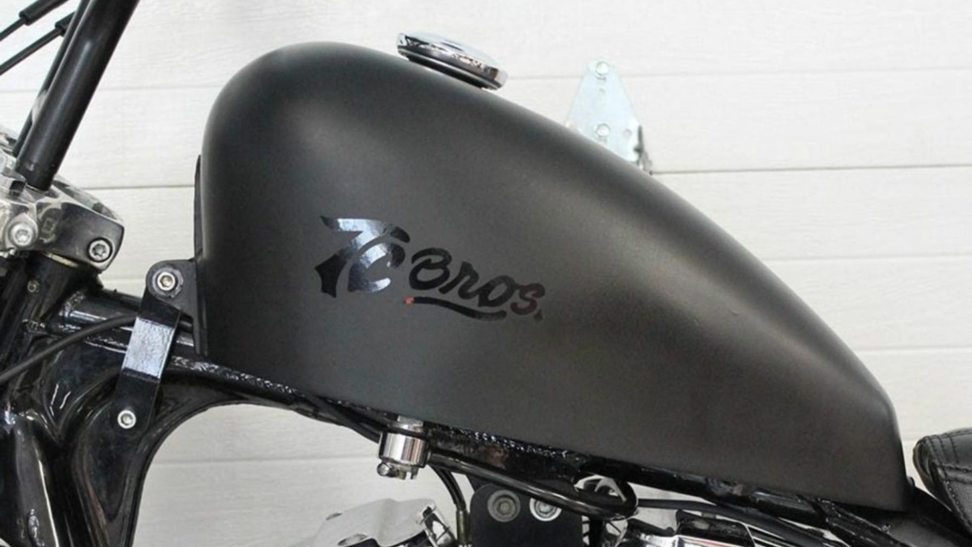 スポーツスターのタンクの種類と携行缶 - ハーレーカスタムガイド