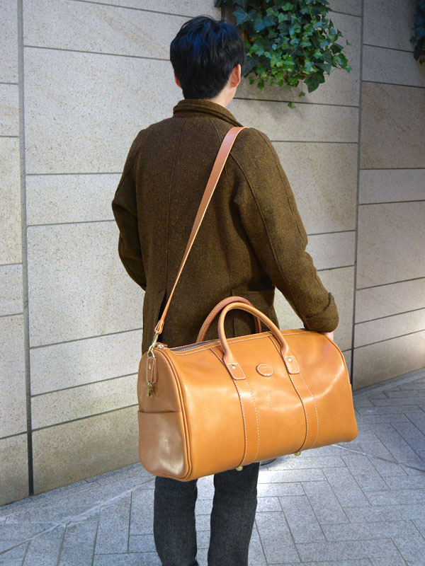 普遍的デザインで使う人を選ばないファスナーボストンバッグ / 革鞄の