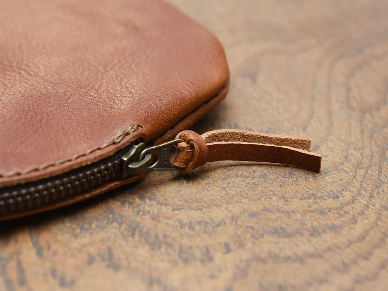 小物を可愛く仕舞える丸いラウンドファスナーポーチ / 革鞄のHERZ