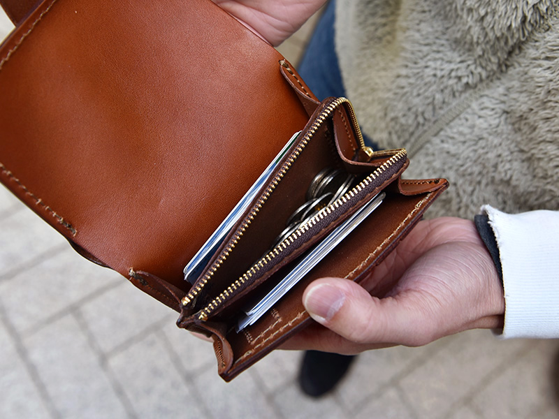 手に収まりやすいミドルサイズのおめかしウォレット / 革鞄のHERZ