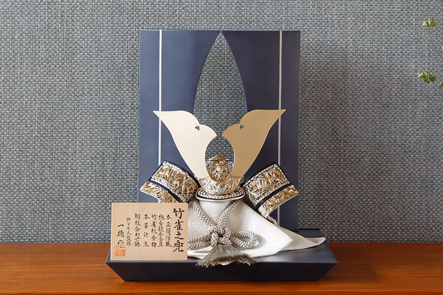 五月人形 Premium兜 - 弓飾り台gray×竹雀之兜 - シャンパンゴールド