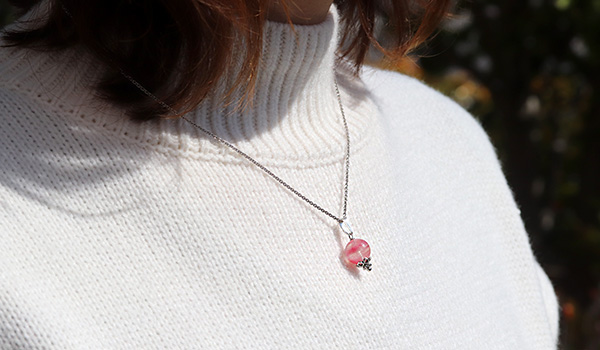 希望の光ペンダント（マダガスカル産ロードナイトシリカ）10～10.5mm