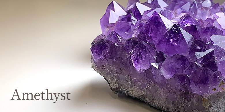 アメジストの中に面白い丸い内包物が入ったアメジストクラスター