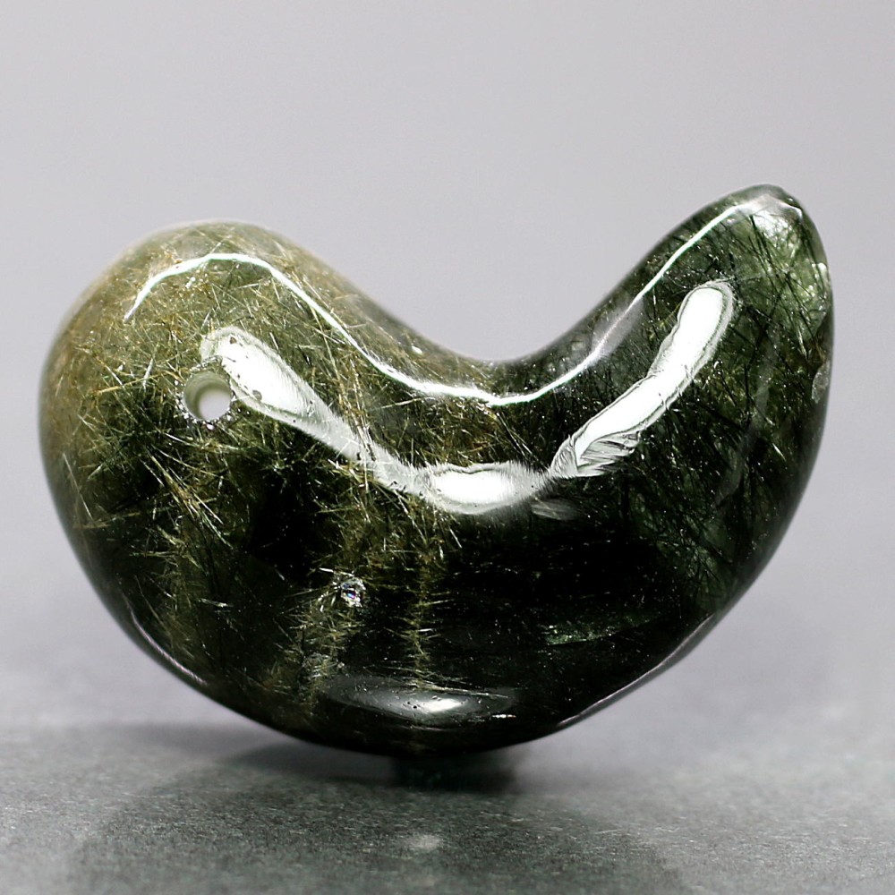 ガネッシュヒマール産]ヒマラヤ水晶勾玉/マガタマ（クローライト多内包