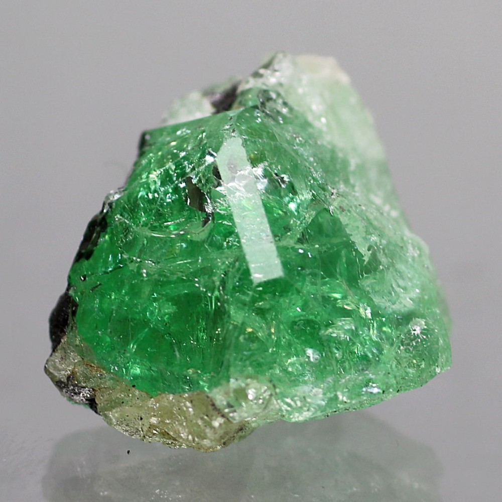 タンザニア産]ツァボライト結晶原石（19.1ct・天然グリーン