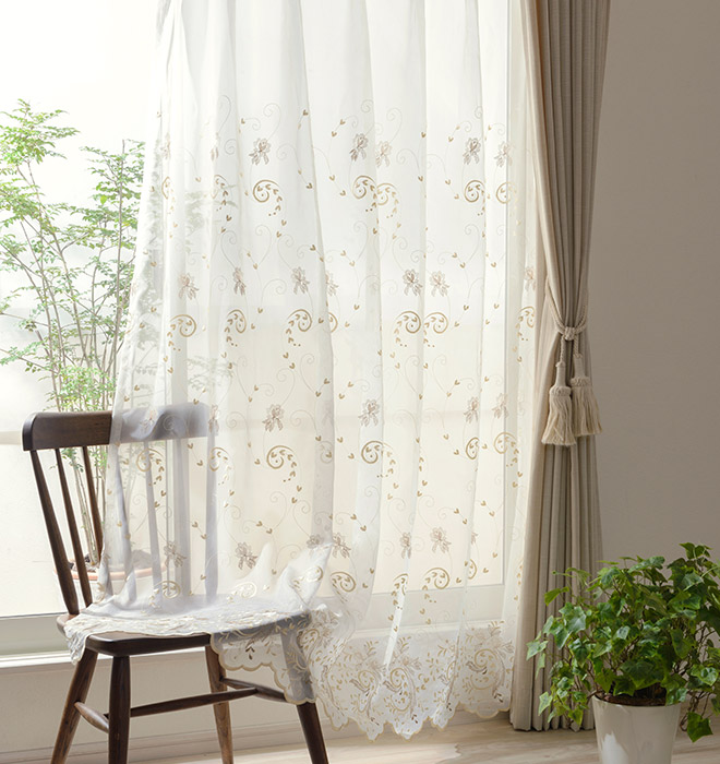 シャンパンゴールドの花刺繍と裾のスカラップが豪華でエレガントな高級