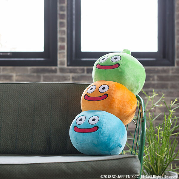 ドラクエ』スライムぬいぐるみの柔らかい手触りに癒される…！手のひら