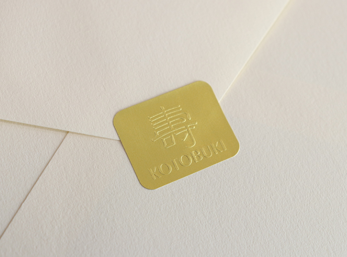 招待状を挟む紙とシール