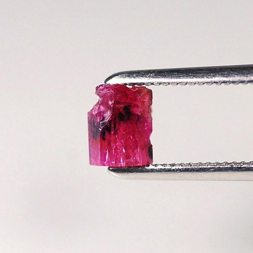 レッドベリル（ビクスバイト）原石 [014501-1438] : 天然石、宝石