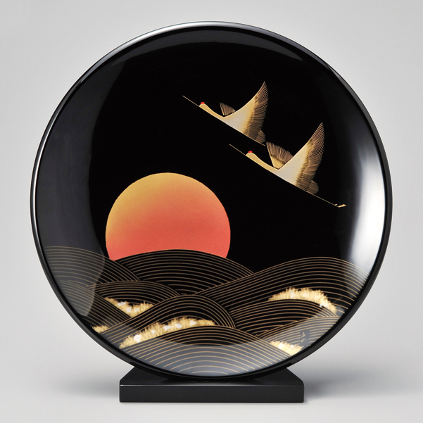 飾り皿 夫婦日の出鶴 黒 スタンド付 漆塗り・木製 12-13504 漆器の井助