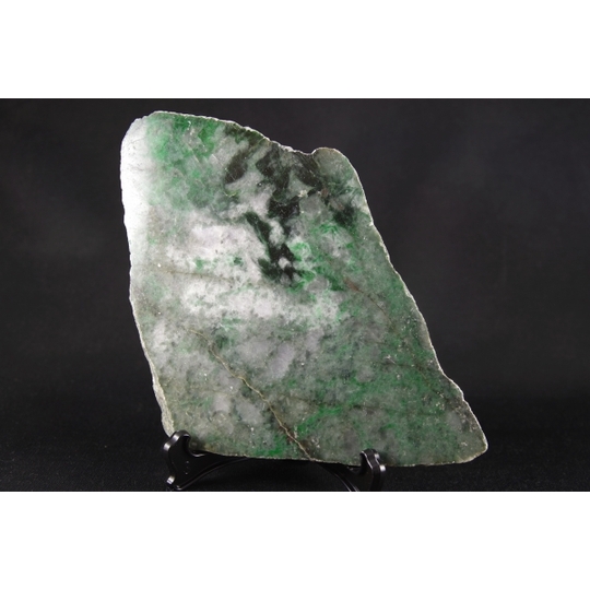 レアミャンマー産 翡翠原石 石全体にグリーンの色合い 355g レア