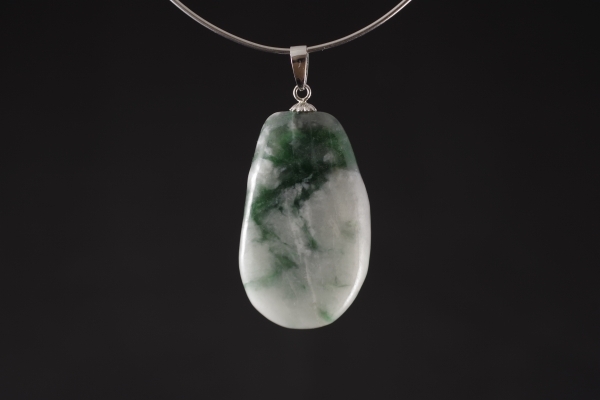 糸魚川翡翠 斧型ペンダント 30x19mm 糸魚川翡翠 斧型ペンダント