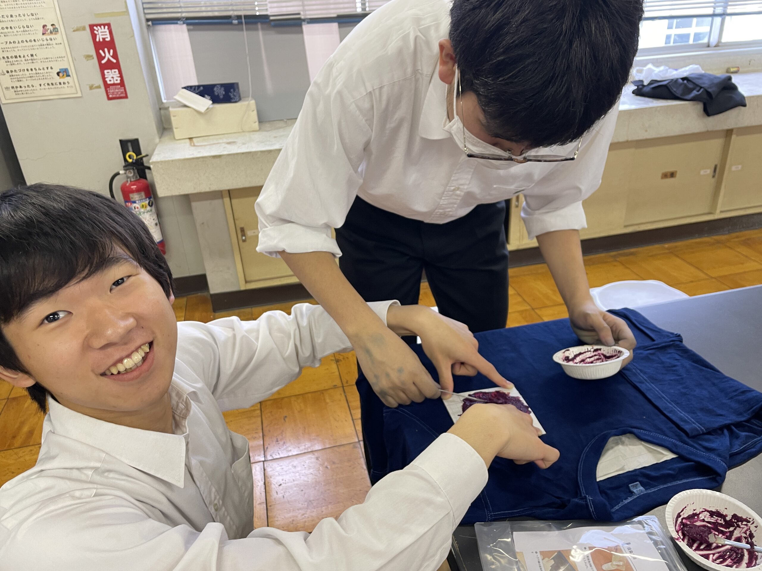 藍より滲みでる表現 抜染技法への挑戦 | 城北埼玉中学・高等学校