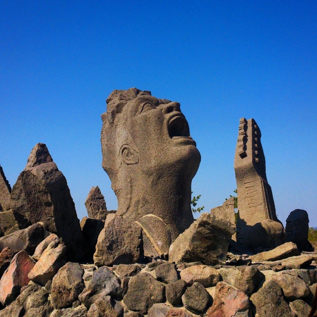 イカツい長渕剛像が狼煙をあげる！ - 赤水展望広場のクチコミ