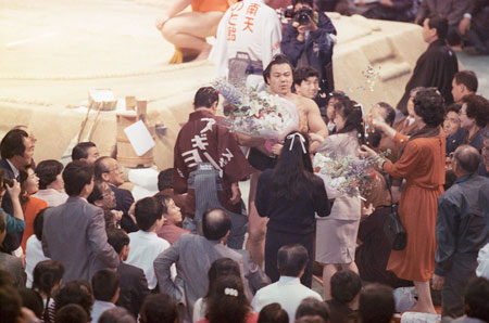 今日は何の日？】 1990年3月17日 大相撲の横綱千代の富士が史上初の