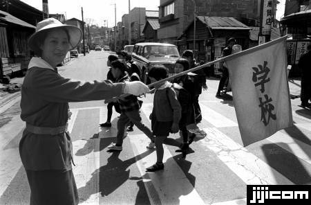 緑のおばさん 登下校時に横断歩道を渡る小学生…：昭和の記憶'60s 写真
