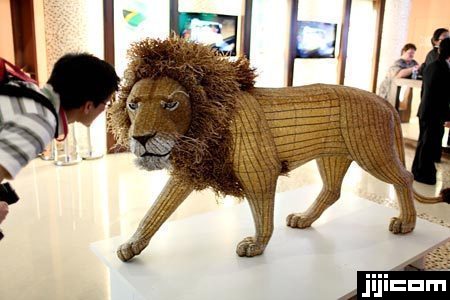 アフリカ館 ライオンの模型を見物する来場者。：上海万博 写真特集