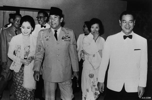 スカルノ元インドネシア大統領の肖像ポスター スカルノ元インドネシア