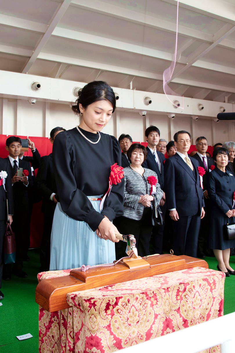 小林希さんが阪九フェリー新造船の進水式で支綱切断を行いました｜一般