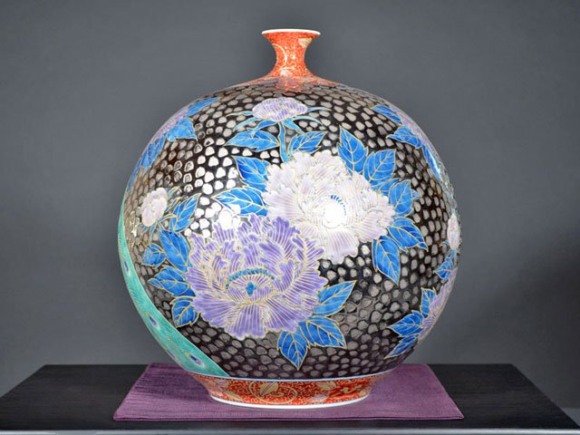 有田焼】飾り花瓶 染錦白金彩牡丹孔雀図 - JTOPIA