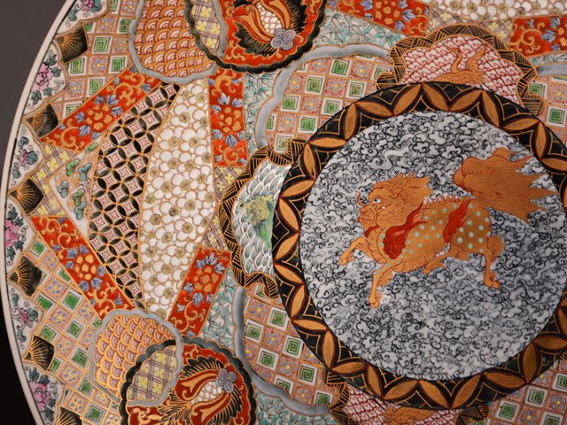 献上手古伊万里焼】飾絵皿（特大）染錦本金獅子繚乱地紋