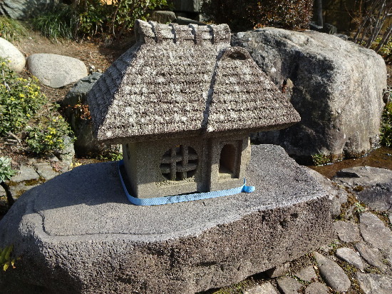 草屋型置き灯籠/島根県産 /庭園資材販売専門店/粕尾造園
