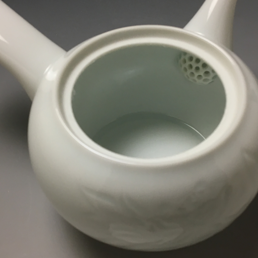 430)✿有田焼☆初代☆奥川忠右エ門作☆白磁牡丹彫刻皿☆破魔オマケ付き