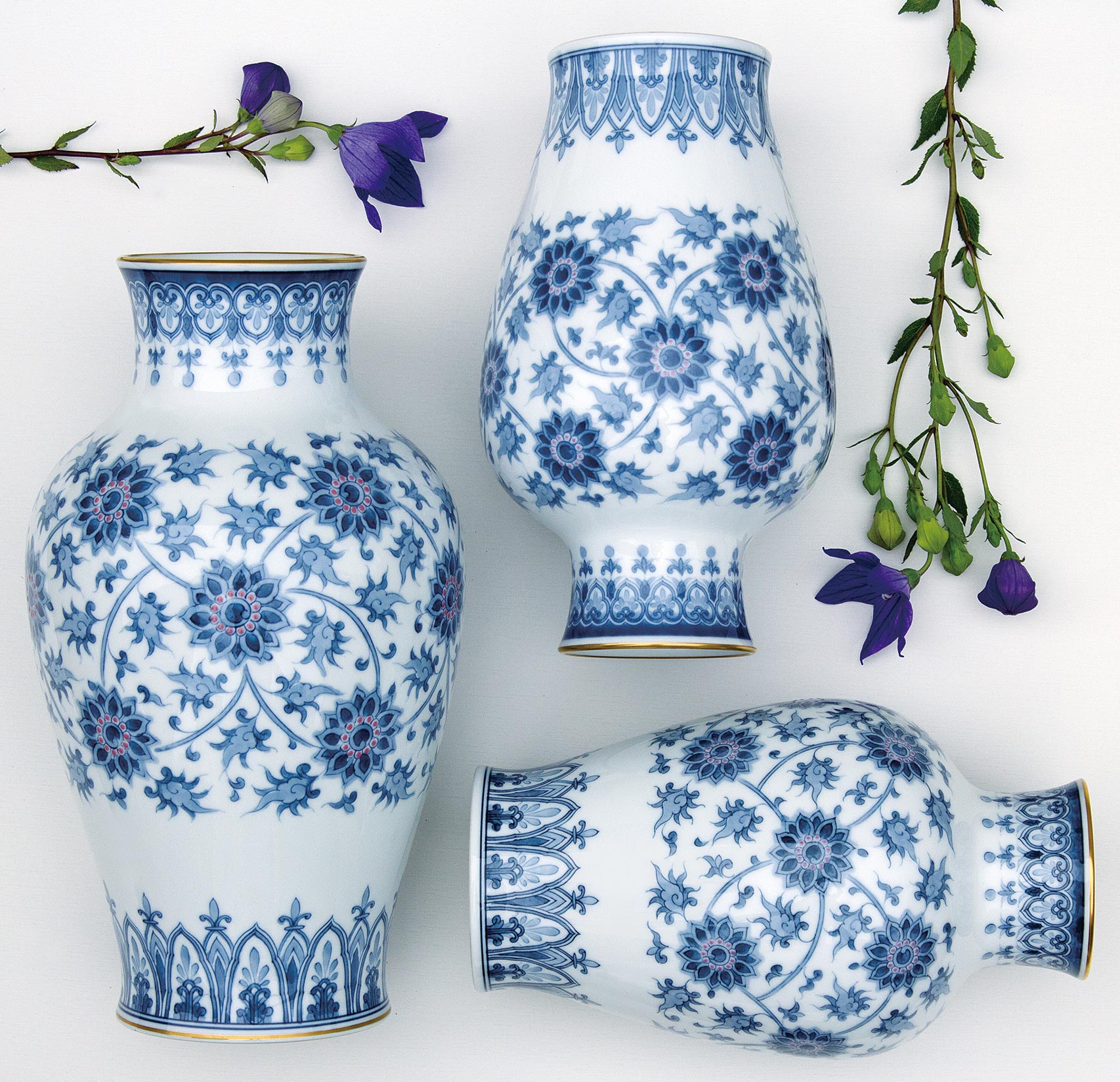 1779 大倉陶園 フラワーベース 花瓶 白磁 ブルー 染付 唐草 八角 1779