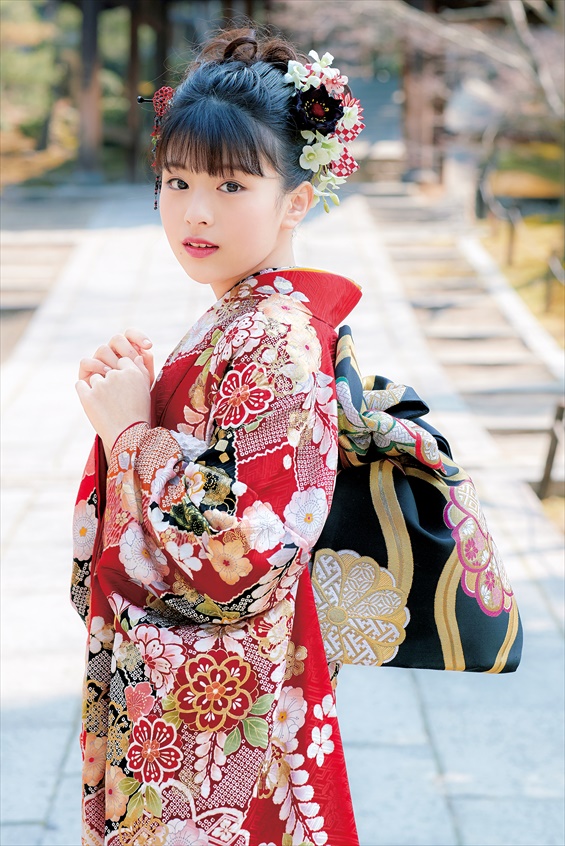 赤×裾黒の辻が花で正統派の振袖スタイルを｜成人式を彩る王道の華やぎ