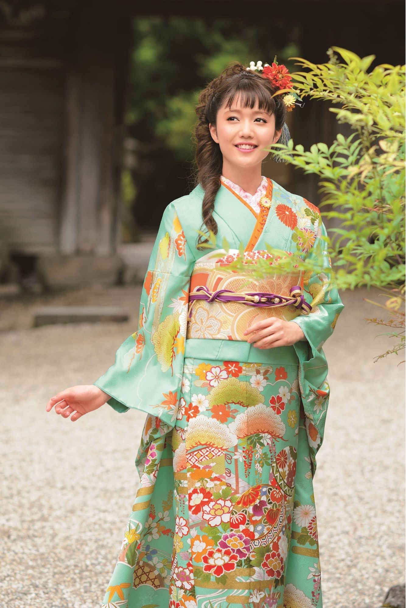 上品なミントグリーン地に牡丹と菊が咲き誇る振袖｜金帯で華やぐ上品