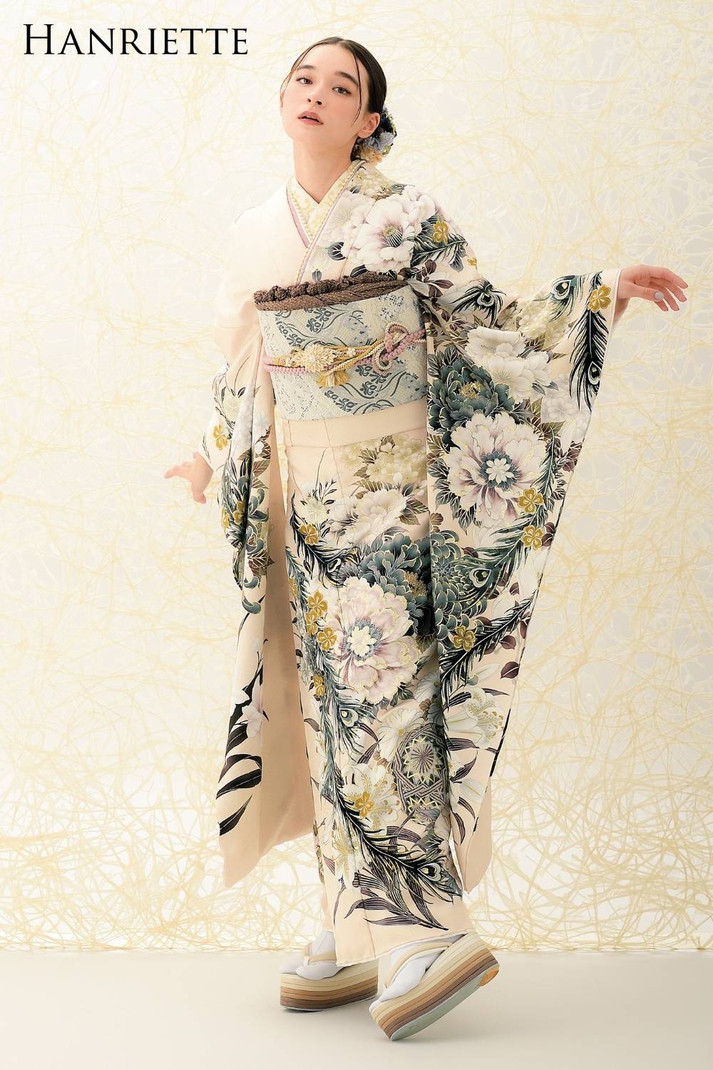 ベージュ地に孔雀柄と白牡丹が個性的なレトロモダン振袖｜アンリエット
