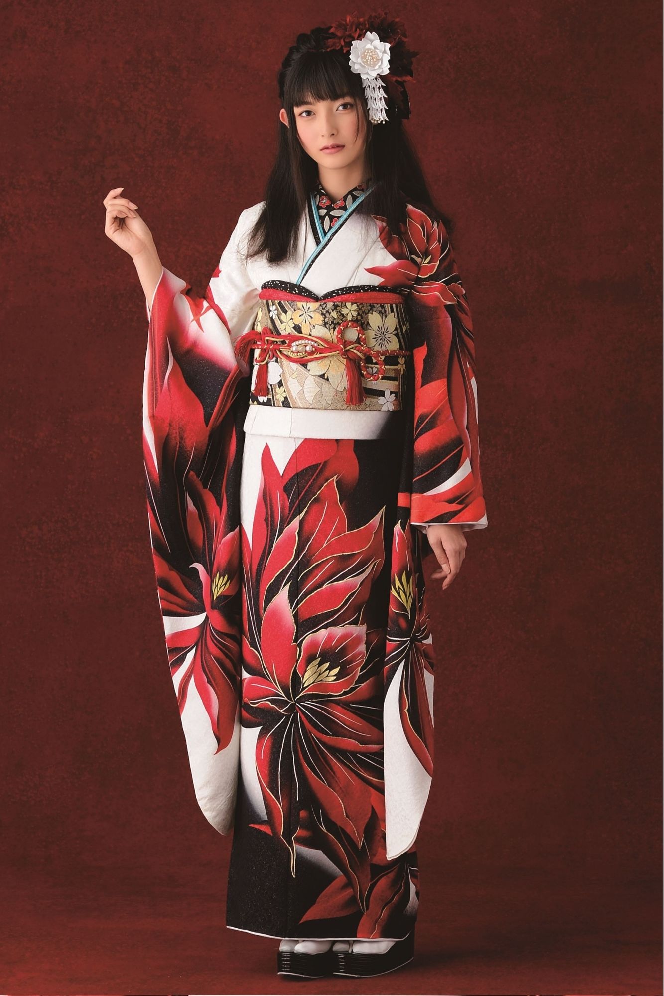 白地に花文様と裾の黒波模様が映えるレトロモダン振袖｜