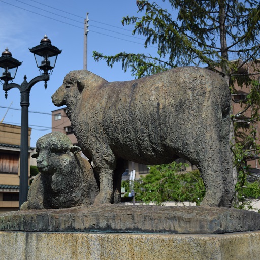 駅前ロータリー「緬羊像」など、羊にまつわる作品群｜観光スポット検索